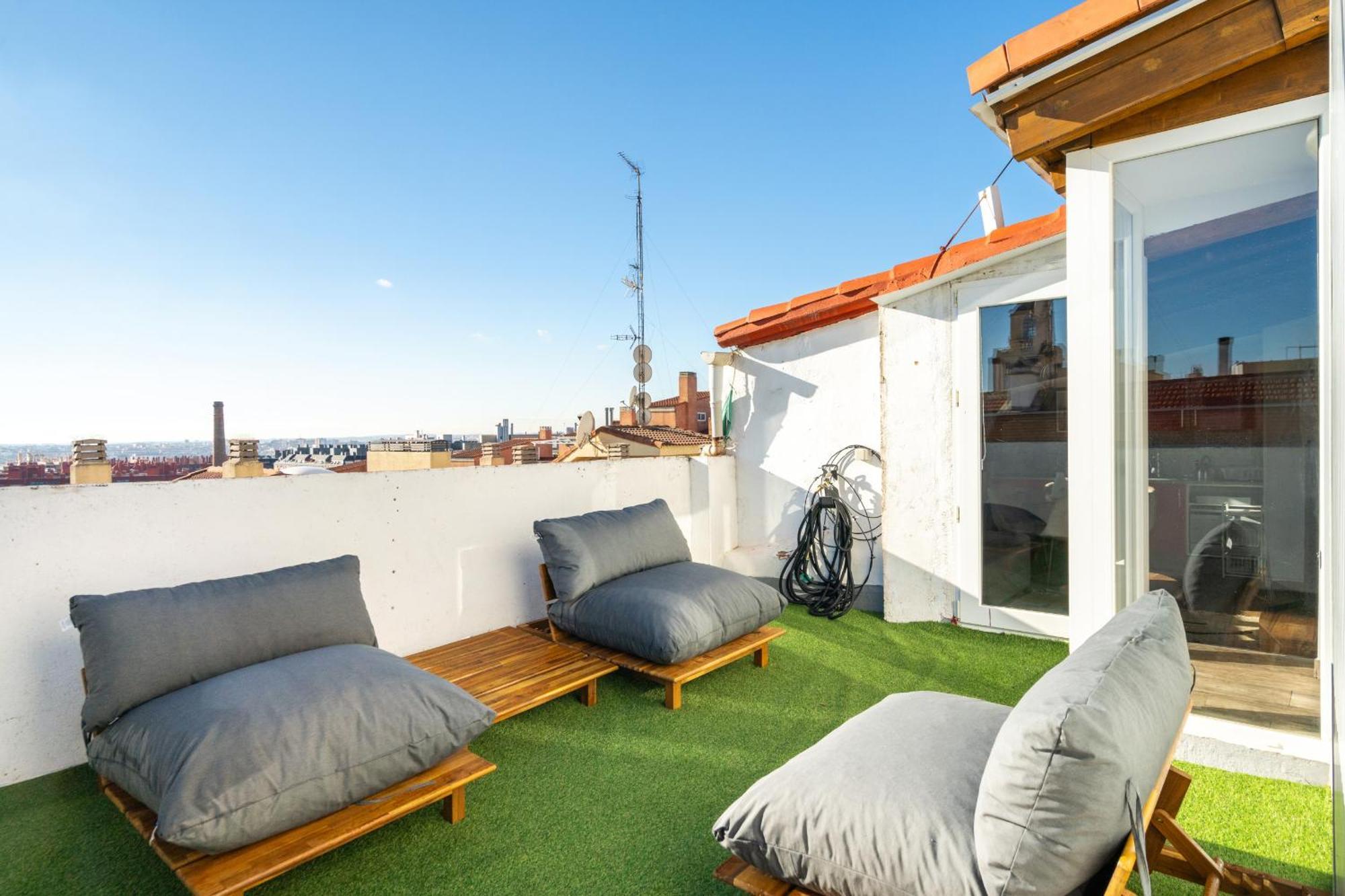 Atico Con Terraza En Lavapies Alquiler Temporal Lejlighed Madrid Eksteriør billede