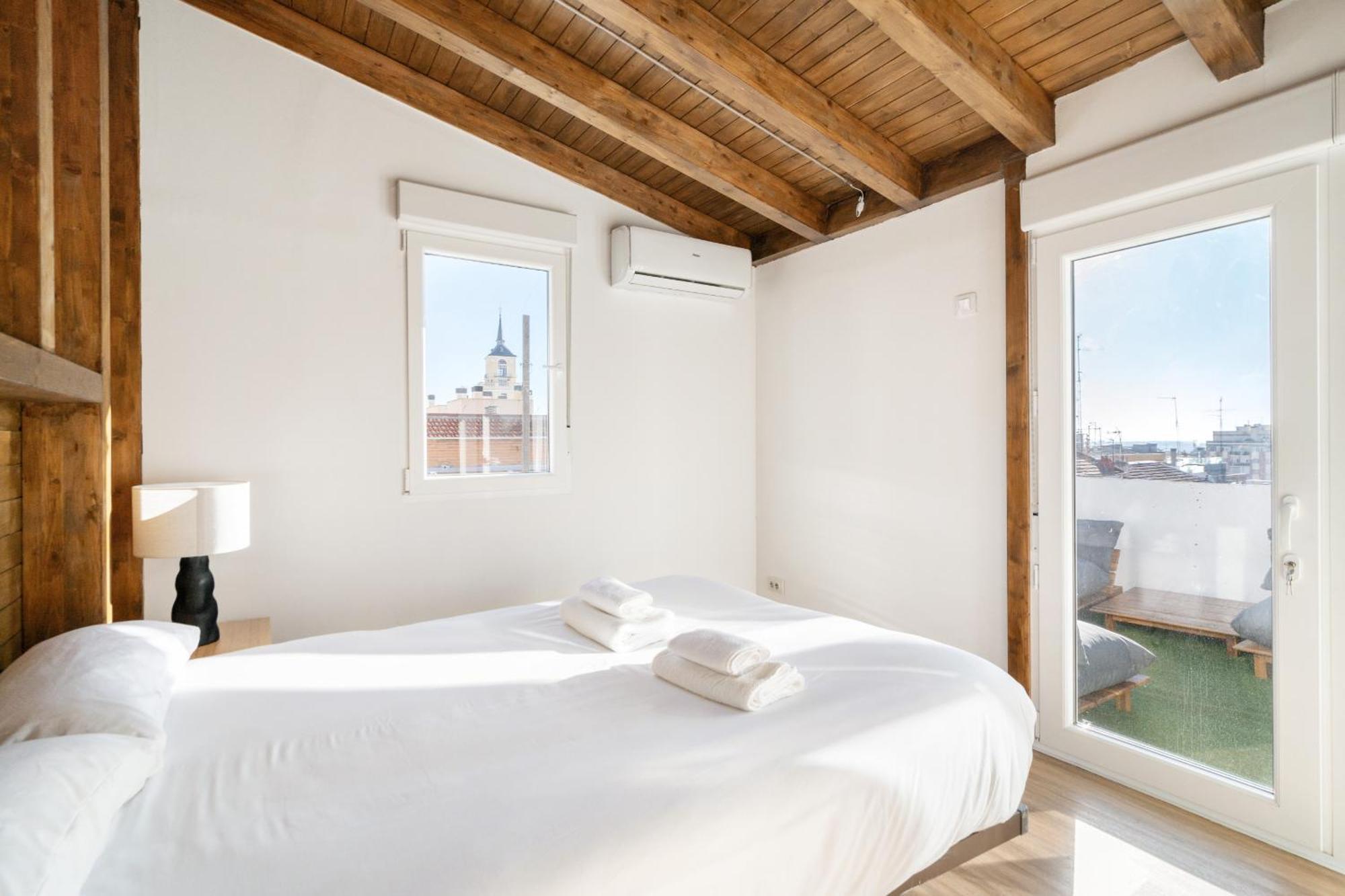 Atico Con Terraza En Lavapies Alquiler Temporal Lejlighed Madrid Eksteriør billede
