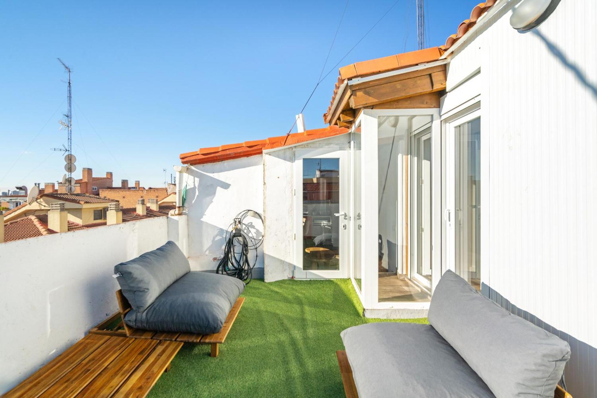 Atico Con Terraza En Lavapies Alquiler Temporal Lejlighed Madrid Eksteriør billede