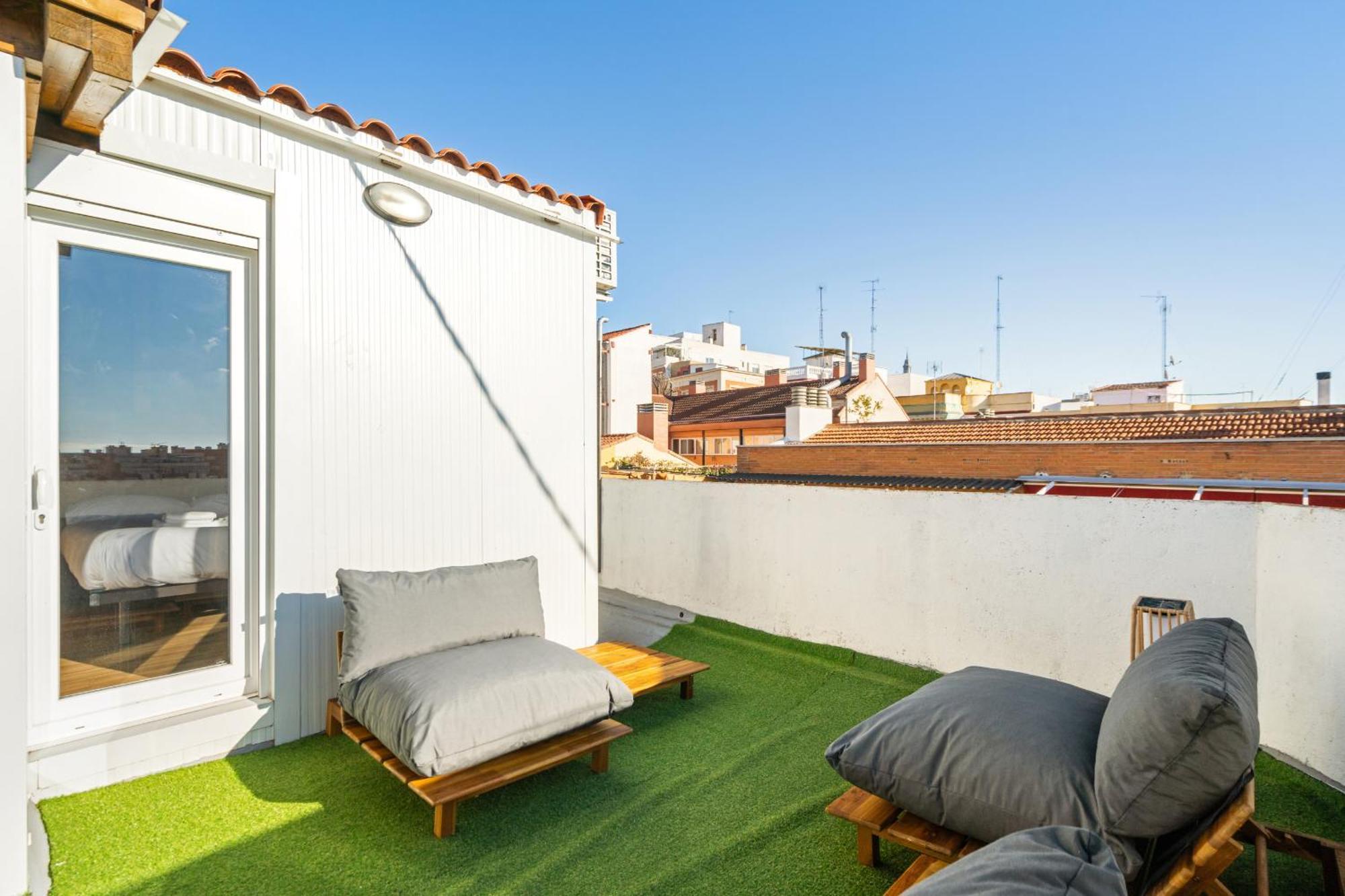 Atico Con Terraza En Lavapies Alquiler Temporal Lejlighed Madrid Eksteriør billede